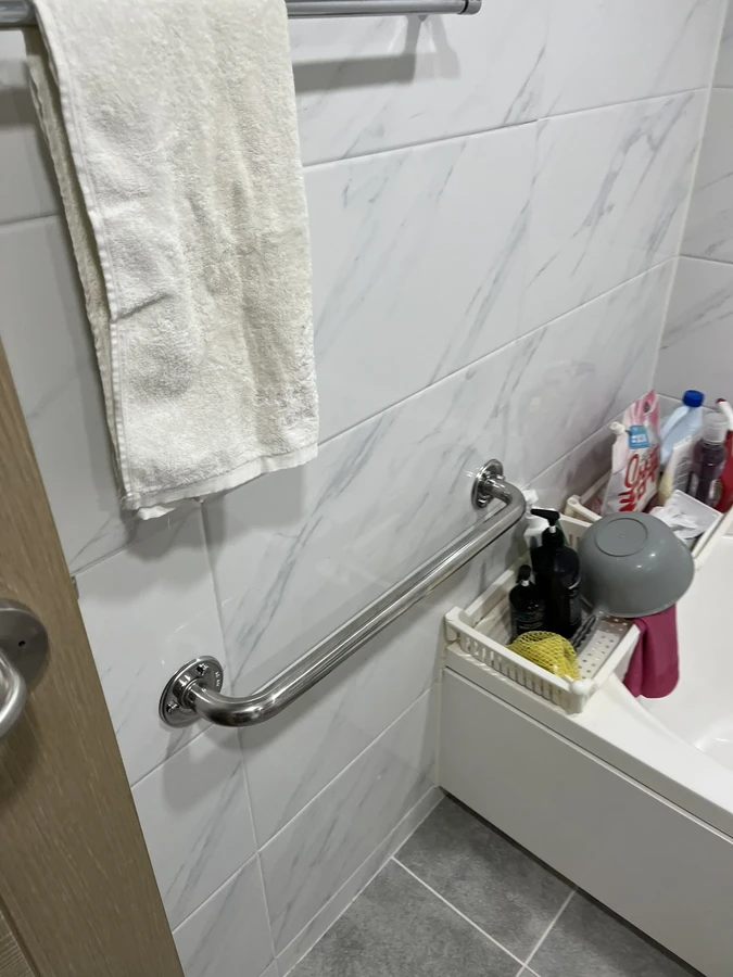 아파트단지 수건걸이 아래 세면대 안전손잡이