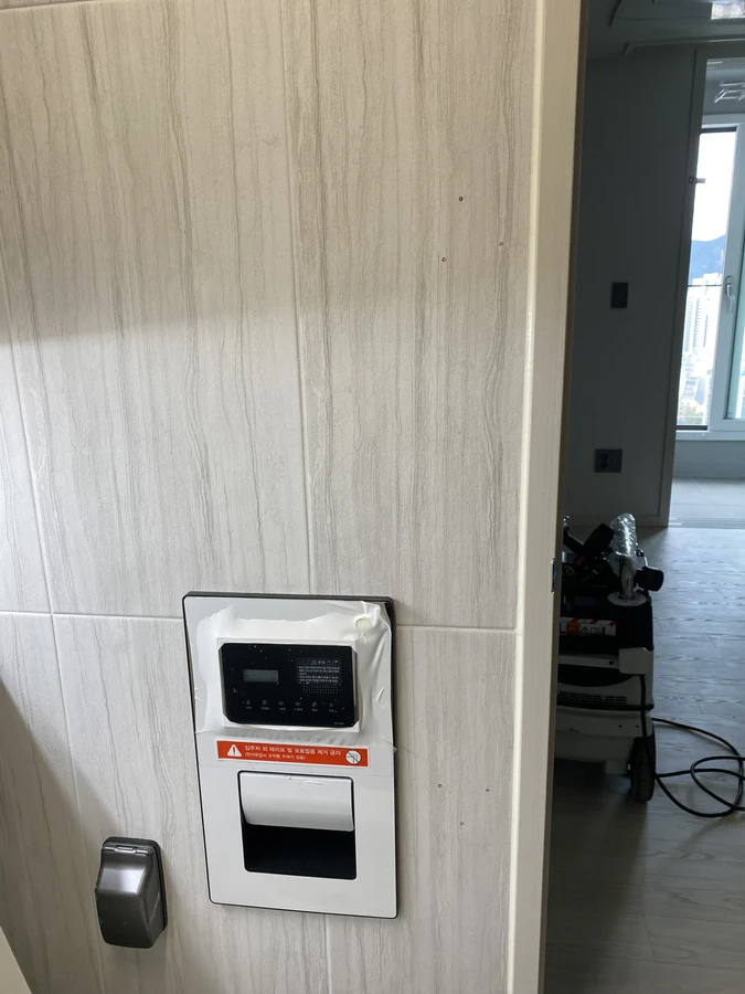 장애인화장실 벽면 비상콜 버튼과 손잡이