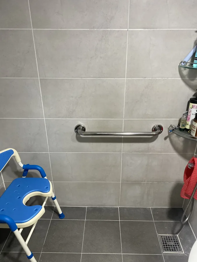 샤워부스 벽면 가로형 손잡이와 목욕의자