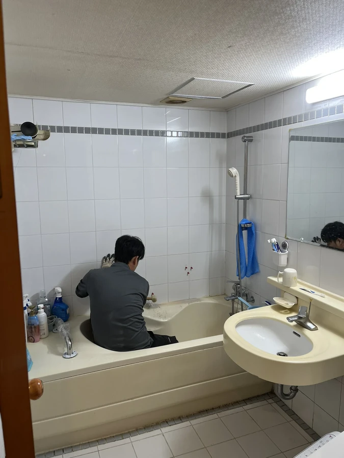 목욕탕 욕실 문 앞 복도에서 바라본 손잡이 위치