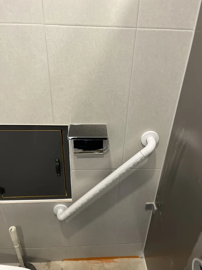 샤워부스 벽면 수납장과 안전바 시공 준비 모습